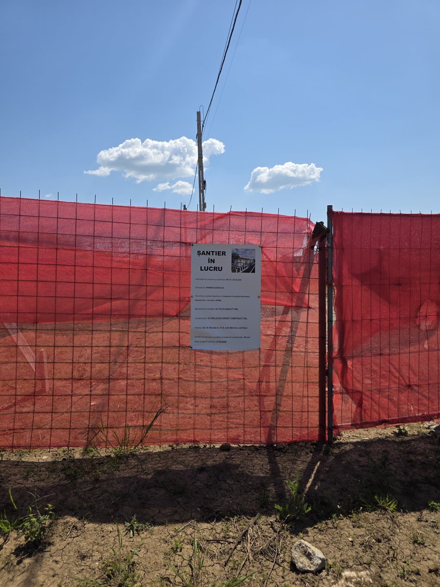 Panoul de șantier cu autorizația de construire